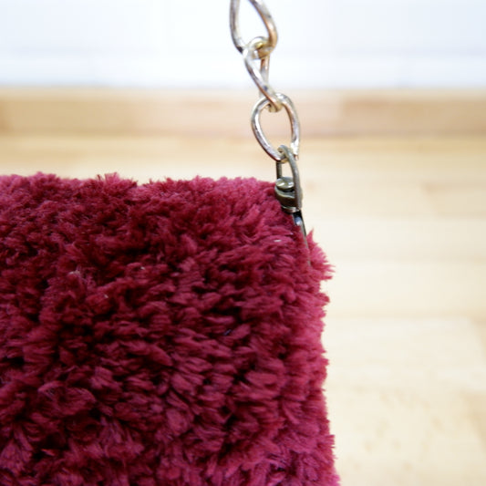 Bordo peluş çanta askıda